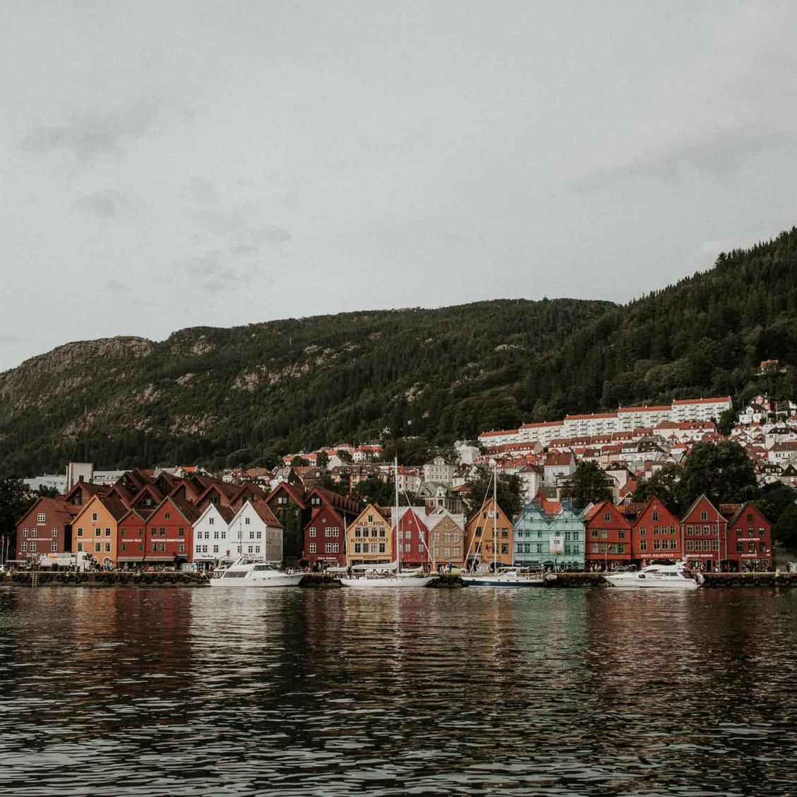 Bergen under en skydekket himmel